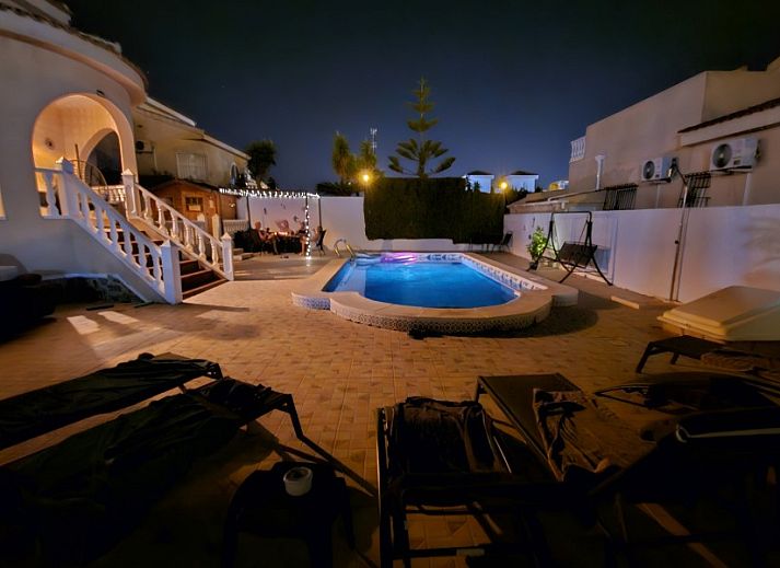 Villa Veranos vakantiehuis in Rojales met sfeervol verlicht terras en zwembad, Costa Blanca, Spanje.