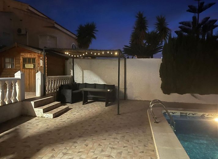 Villa Veranos vakantiehuis in Rojales met sfeervol verlicht terras en zwembad, Costa Blanca, Spanje.