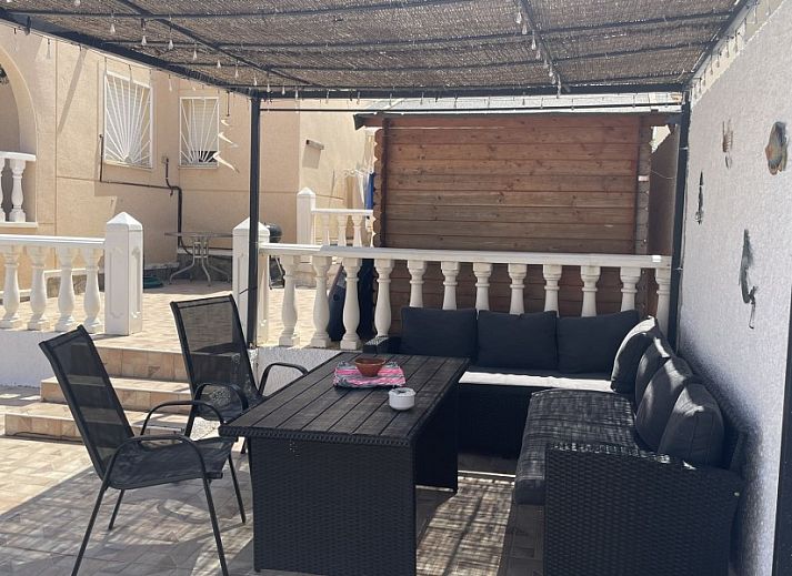 Geniet van de zon op het terras van Villa Veranos, een prachtig vakantiehuis in Rojales, Costa Blanca, Spanje.