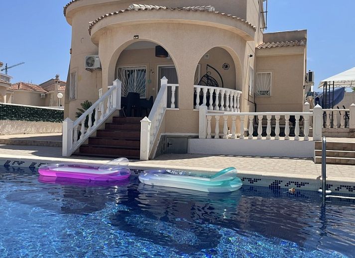 Villa Veranos in Rojales, Costa Blanca, vakantiehuis met verlichte veranda en zwembad voor een ontspannen verblijf.