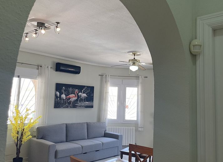 Geniet van het zonnige terras bij Villa Veranos, een vakantiehuis in Rojales, Costa Blanca, Spanje.
