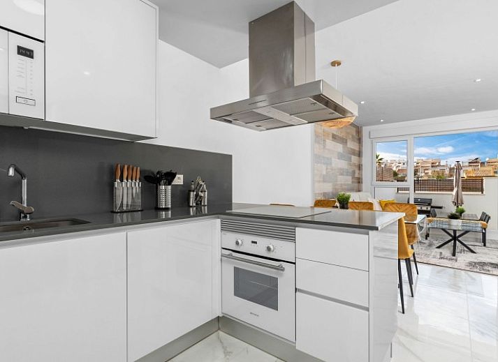 Ontspan bij het zwembad van vakantiehuis La Buena Vida in Torrevieja, Costa Blanca, Spanje, met uitzicht op palmbomen en blauwe luchten.