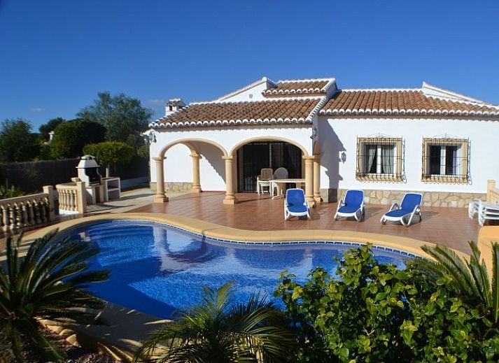 Villa Esmeralda in Javea, Costa Blanca biedt een luxe vakantiehuis met zwembad en terras voor ultiem ontspannen.