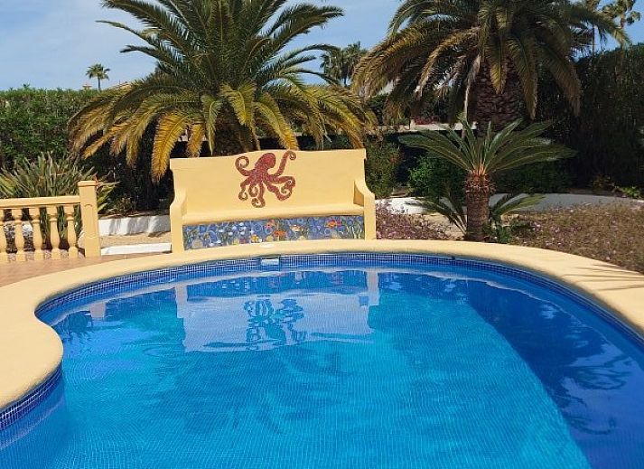 Villa Esmeralda in Javea, Costa Blanca biedt een luxe vakantiehuis met zwembad en terras voor ultiem ontspannen.