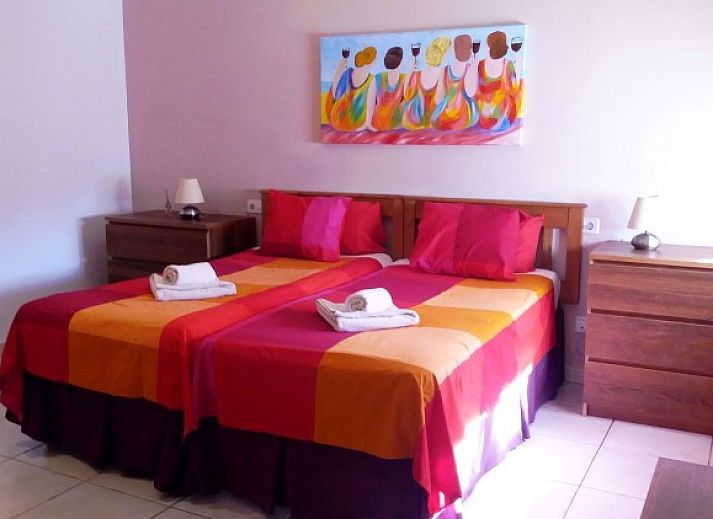 Ontspan bij het zwembad van Villa Esmeralda in Javea, Costa Blanca, omgeven door weelderige palmbomen en zonnig weer.
