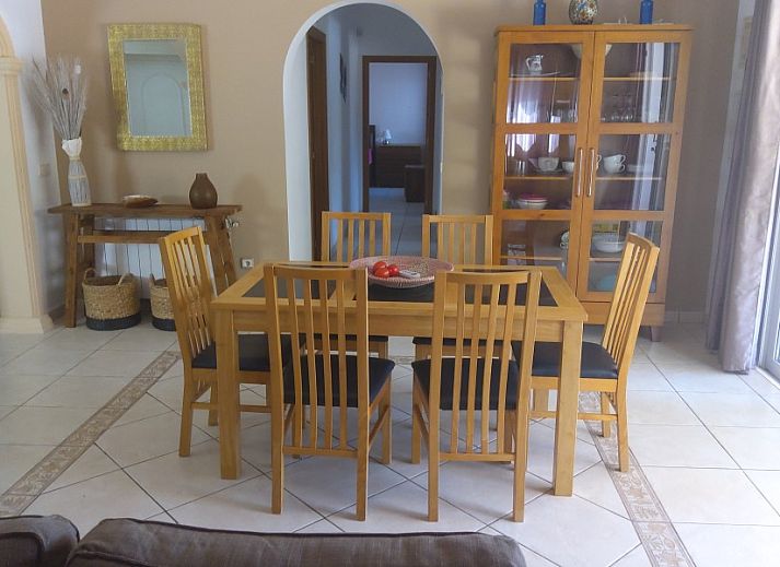 Ontspan op het terras van Villa Esmeralda in Javea, Costa Blanca, omgeven door weelderige palmbomen en mediterrane natuur.