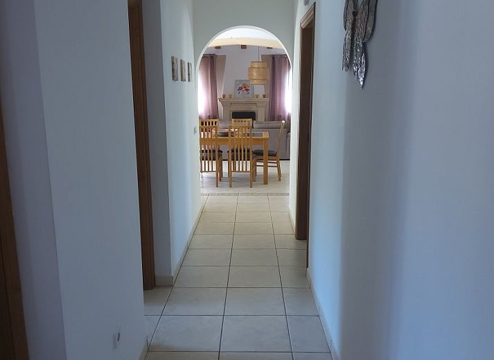 Ontspan op het terras van Villa Esmeralda in Javea, Costa Blanca, omgeven door weelderige palmbomen en mediterrane natuur.