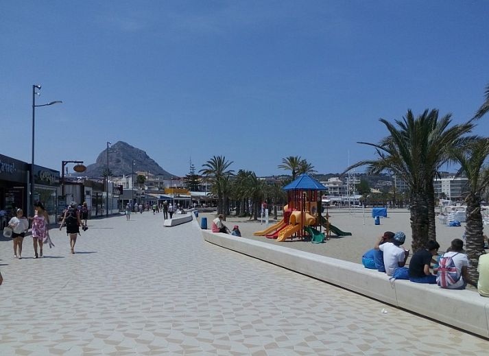 Ontspan in de serene tuin van Villa Esmeralda, een vakantiehuis in Javea, Costa Blanca, Spanje, omgeven door natuurlijke schoonheid.