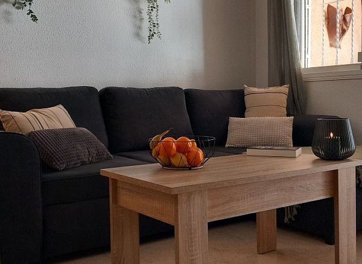 Gezellige binnenplaats van vakantiehuis Casa Calmate in Ciudad Quesada, Costa Blanca, met groene planten en zonnige veranda.