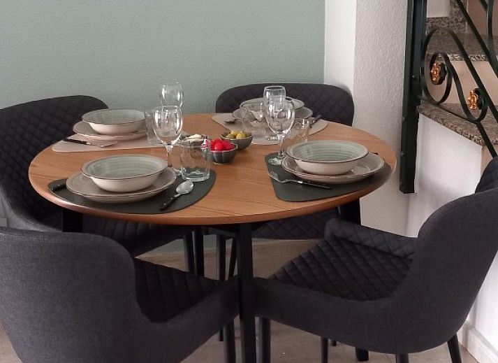 Gezellige binnenplaats van vakantiehuis Casa Calmate in Ciudad Quesada, Costa Blanca, met groene planten en zonnige veranda.