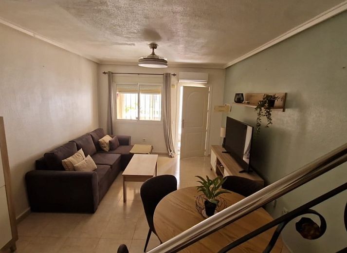Geniet van de zon op het terras van Casa Calmate, een vakantiehuis in Ciudad Quesada, Costa Blanca, Spanje.