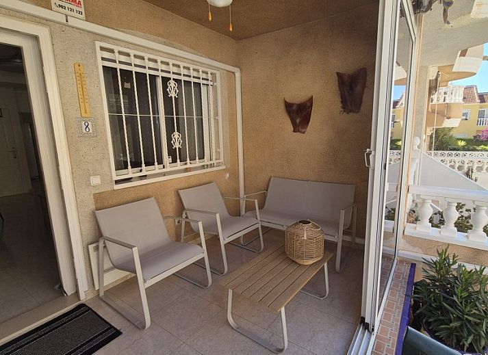 Geniet van de zon op het terras van Casa Calmate, een vakantiehuis in Ciudad Quesada, Costa Blanca, Spanje.