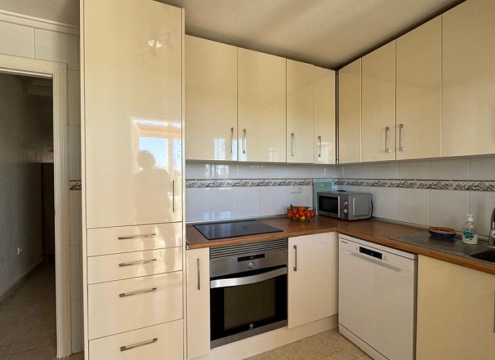 Geniet van het zwembad bij Casa Calmate, een prachtig vakantiehuis in Ciudad Quesada, Costa Blanca, Spanje.
