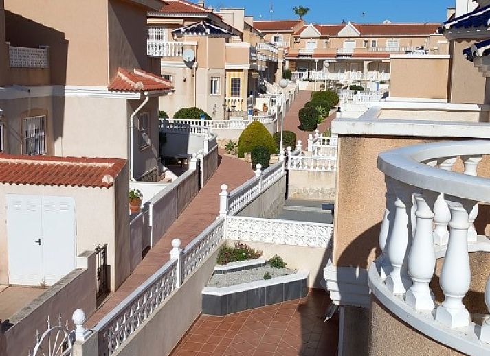 Uitzicht vanaf Casa Calmate vakantiehuis in Ciudad Quesada, Costa Blanca, met charmante Spaanse architectuur en zonnige omgeving.