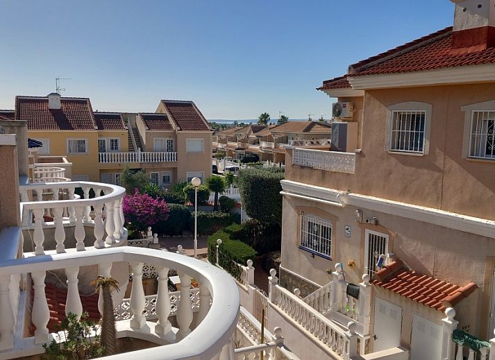 Uitzicht vanaf Casa Calmate vakantiehuis in Ciudad Quesada, Costa Blanca, met charmante Spaanse architectuur en zonnige omgeving.