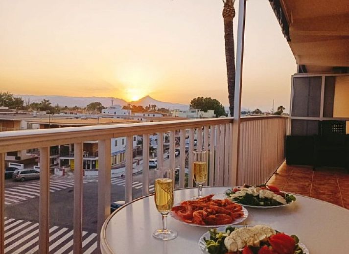 Geniet van een zonsondergang op het terras van Sunny Balcony appartement in Oliva, Costa Blanca, met uitzicht op de omgeving.