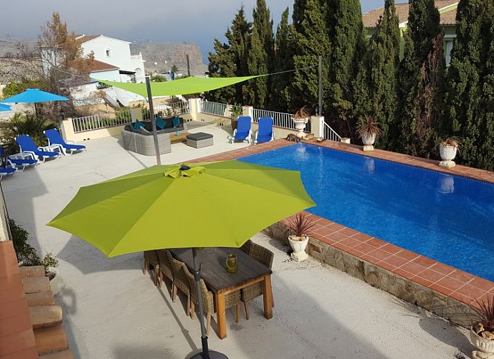 Aangepaste vakantiewoning Casa Peguche in Benitachell, Costa Blanca, Spanje met zwembad en terras omgeven door cactussen.