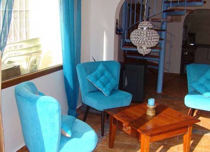 Ontspan bij het zwembad van Aangepaste vakantiewoning Casa Peguche in Benitachell, Costa Blanca, met comfortabele ligstoelen en parasols.