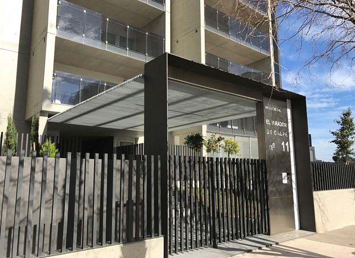 Gezellige woonkamer in El Mirador de Calpe, appartement aan de Costa Blanca, Spanje, met moderne inrichting en eetruimte.