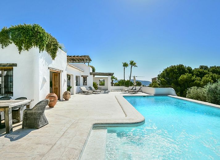 Geniet van luxe in VILLA HERINA, een vakantiehuis met zwembad in Moraira, Costa Blanca, Spanje.