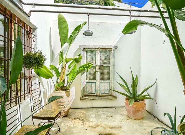 Geniet van de zon op het terras van VILLA HERINA, een luxe vakantiehuis in Moraira, Costa Blanca, Spanje.