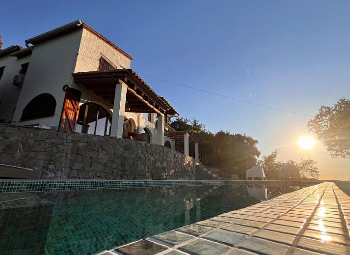 Villa Vista del Paradis Ferienhaus in Calonge, Costa Brava, mit Pool und Sonnenterrasse inmitten der Natur.