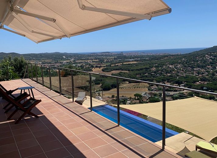Ontspan in het infinity zwembad van Villa Valentina in Calonge, genietend van het adembenemende uitzicht op de Costa Brava, Spanje.
