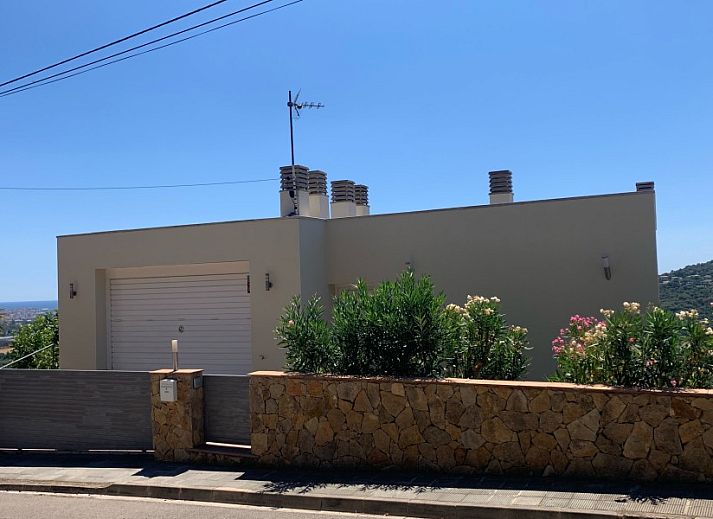Ontspan in het infinity zwembad van Villa Valentina in Calonge, genietend van het adembenemende uitzicht op de Costa Brava, Spanje.