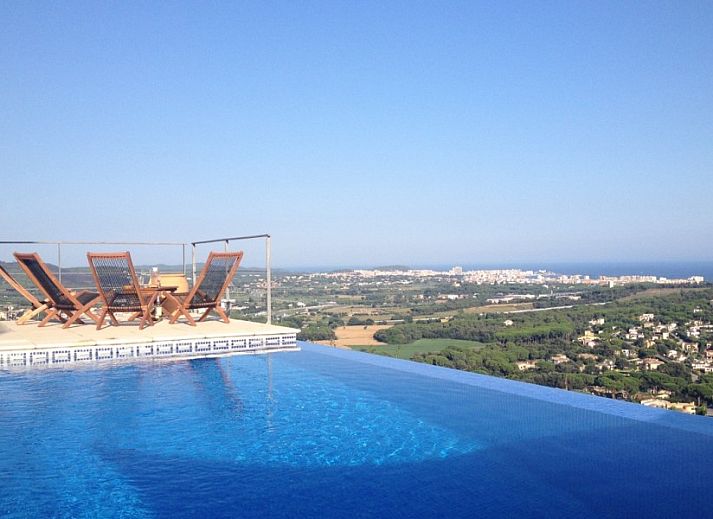 Ontspan in het infinity zwembad van Villa Valentina in Calonge, genietend van het adembenemende uitzicht op de Costa Brava, Spanje.
