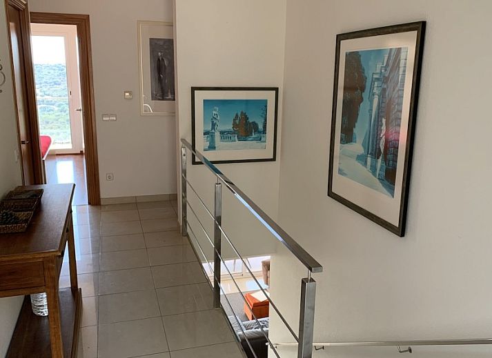 Ontspan in het infinity zwembad van Villa Valentina in Calonge, genietend van het adembenemende uitzicht op de Costa Brava, Spanje.
