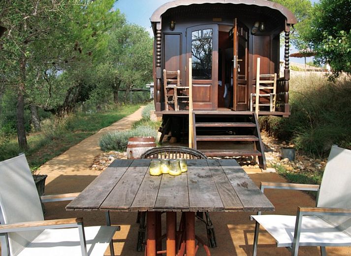 Unieke glamping lodge van Can Lluis - El Rodamon in Cistella, Costa Brava, omgeven door weelderige natuur en rustgevende omgeving.