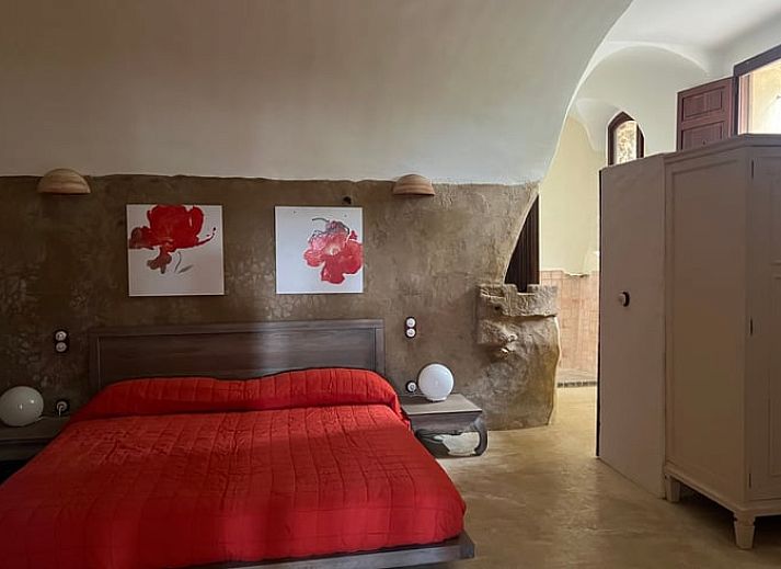 Vakantiehuisje in Navata, Costa Brava, omgeven door bloemen en groen voor een ontspannen verblijf in Spanje.