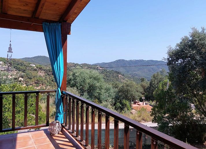 Gezellig terras van vakantiehuis Casa Carpe Diem in Lloret de Mar, Costa Brava, omringd door natuur.