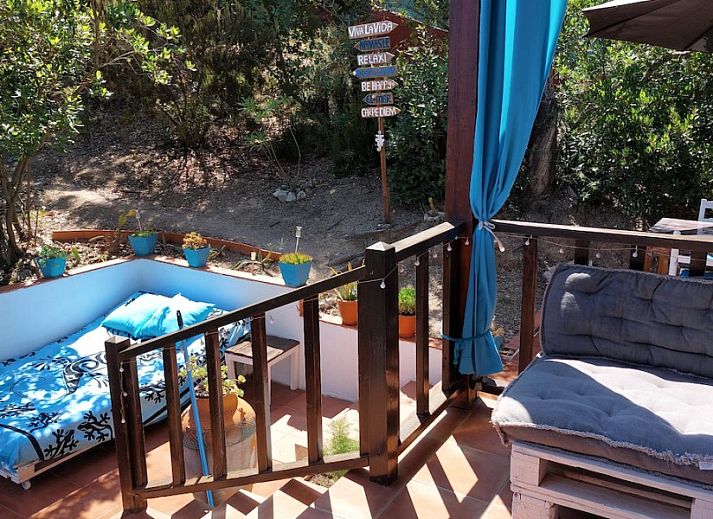 Gezellig terras van vakantiehuis Casa Carpe Diem in Lloret de Mar, Costa Brava, omringd door natuur.