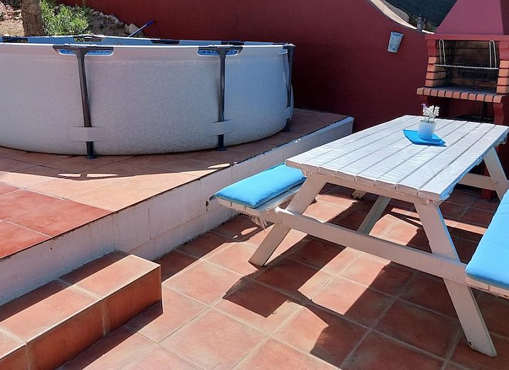 Gezellig terras van vakantiehuis Casa Carpe Diem in Lloret de Mar, Costa Brava, omringd door natuur.