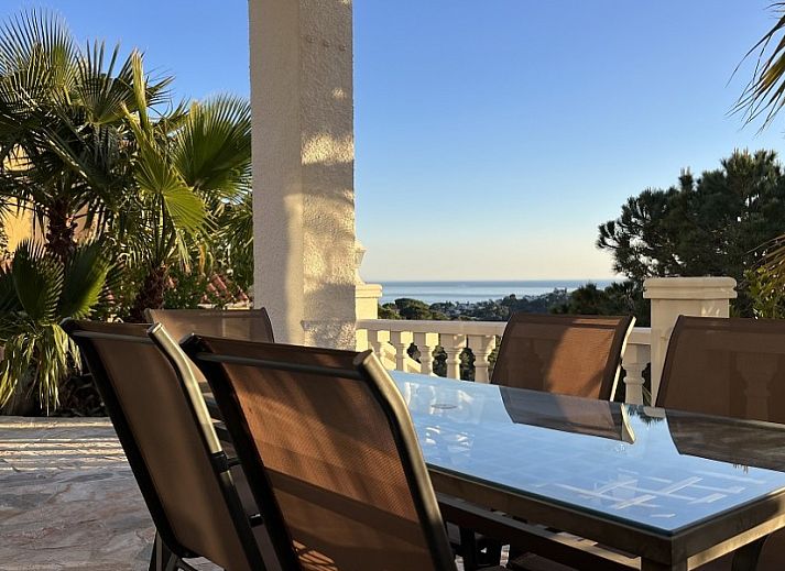 Villa La Luna in Lloret de Mar biedt een prachtig uitzicht vanaf het zwembadterras, ideaal voor een ontspannen vakantie aan de Costa Brava.