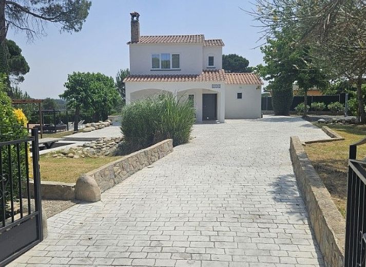 Ontdek Villa Rivendel, een charmant vakantiehuis in Caldes de Malavella, Costa Brava, omgeven door groene natuur en rust.
