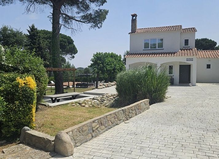 Ontdek Villa Rivendel, een charmant vakantiehuis in Caldes de Malavella, Costa Brava, omgeven door groene natuur en rust.