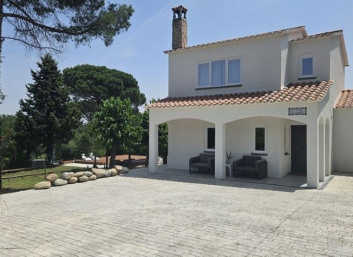 Ontdek Villa Rivendel, een charmant vakantiehuis in Caldes de Malavella, Costa Brava, omgeven door groene natuur en rust.