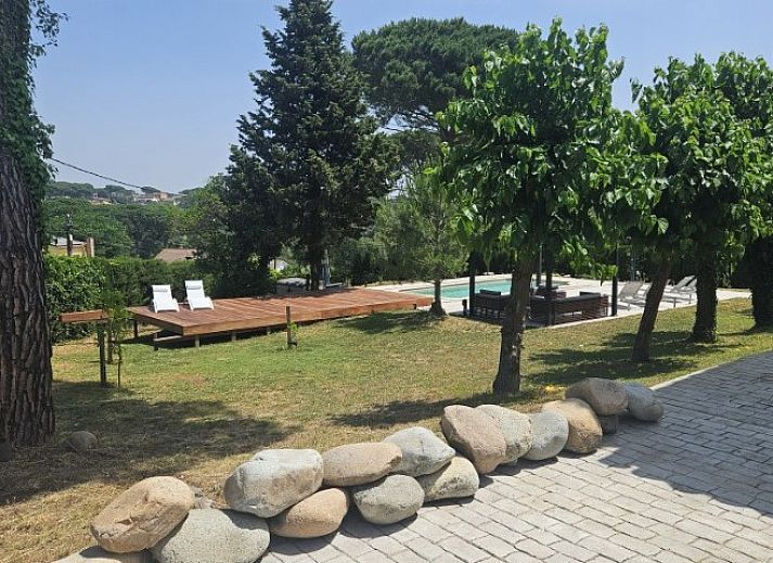 Ontdek Villa Rivendel, een charmant vakantiehuis in Caldes de Malavella, Costa Brava, omgeven door groene natuur en rust.
