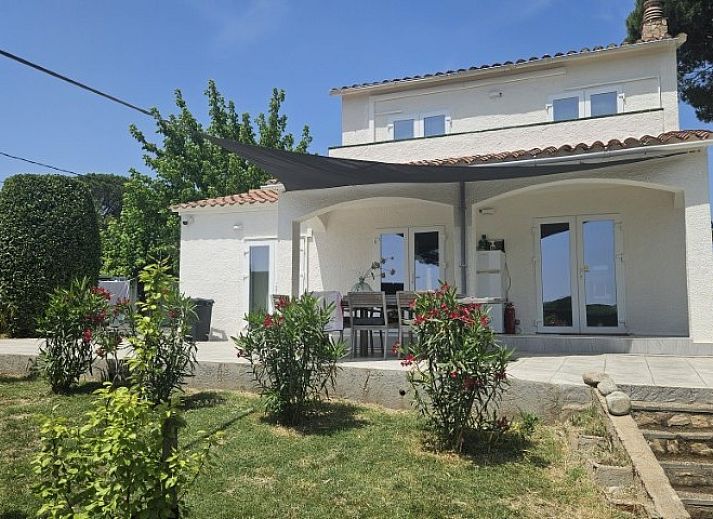 Villa Rivendel, een charmant vakantiehuis in Caldes de Malavella, Costa Brava, omringd door weelderige natuur en serene tuinen.