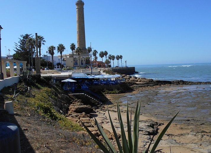 Gezellige woonkamer van Apartamento Caracola in Chipiona, Costa de la Luz, met rustieke inrichting en natuurlijke lichtinval.