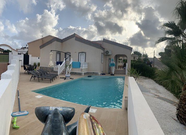 Casa Hakuna Matata 1 in Rojales, Costa de Valencia, vakantiehuis met privezwembad en terras omgeven door natuur.