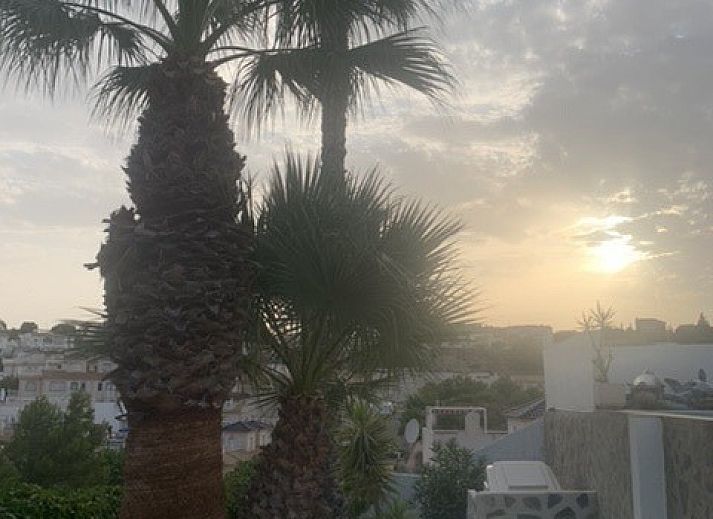 Casa Hakuna Matata 1 in Rojales, Costa de Valencia, vakantiehuis met privezwembad en terras omgeven door natuur.