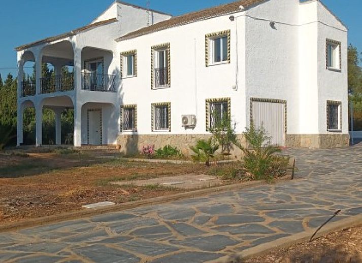 Finca Kim in Lliria, Valencia biedt een charmant vakantiehuis met ruime veranda en prachtig uitzicht op de Costa del Azahar.