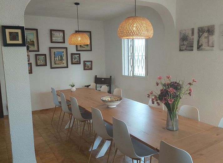 Finca Kim in Lliria, Valencia biedt een charmant vakantiehuis met ruime veranda en prachtig uitzicht op de Costa del Azahar.