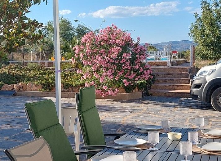 Finca Kim in Lliria, Valencia biedt een charmant vakantiehuis met ruime veranda en prachtig uitzicht op de Costa del Azahar.