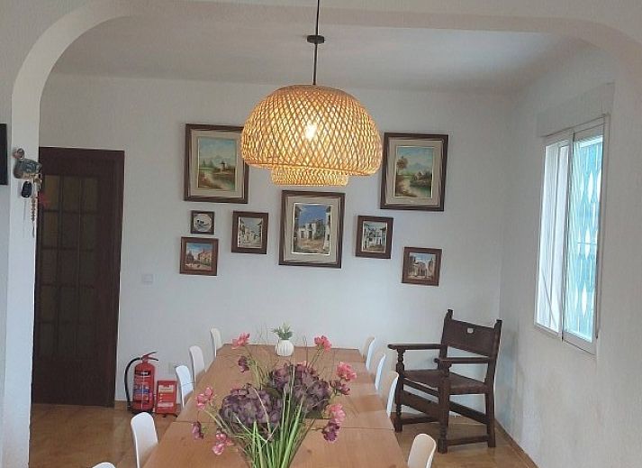 Finca Kim vakantiehuis in Lliria, Valencia, bij nacht verlicht met een uitnodigende veranda en omgeven door natuur.