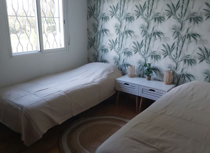 Geniet van het zwembad en de groene omgeving bij Finca Kim, een vakantiehuis in Lliria, Valencia.