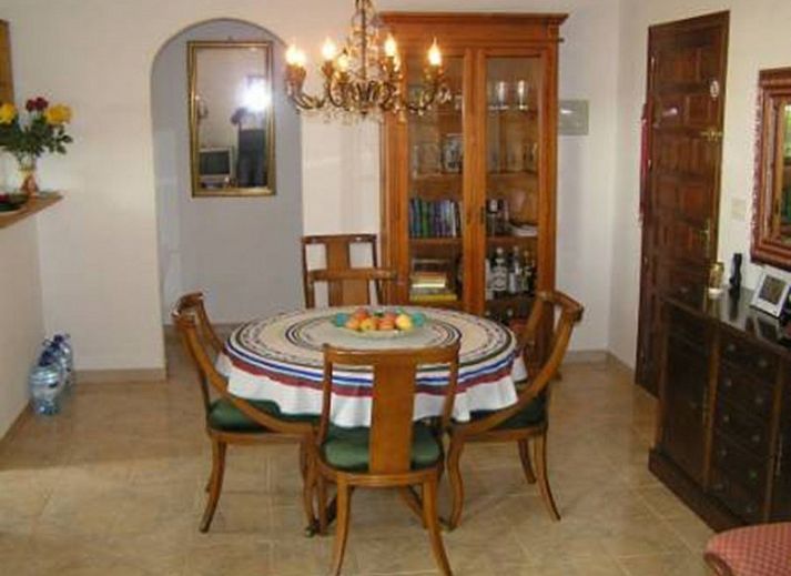 Casa del Pescador vakantiehuis in Vinaros, Costa del Azahar, omgeven door groene natuur en palmbomen.